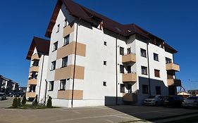 Mirandis Apartments - Comfort & Private Parking Near Coresi Mall
