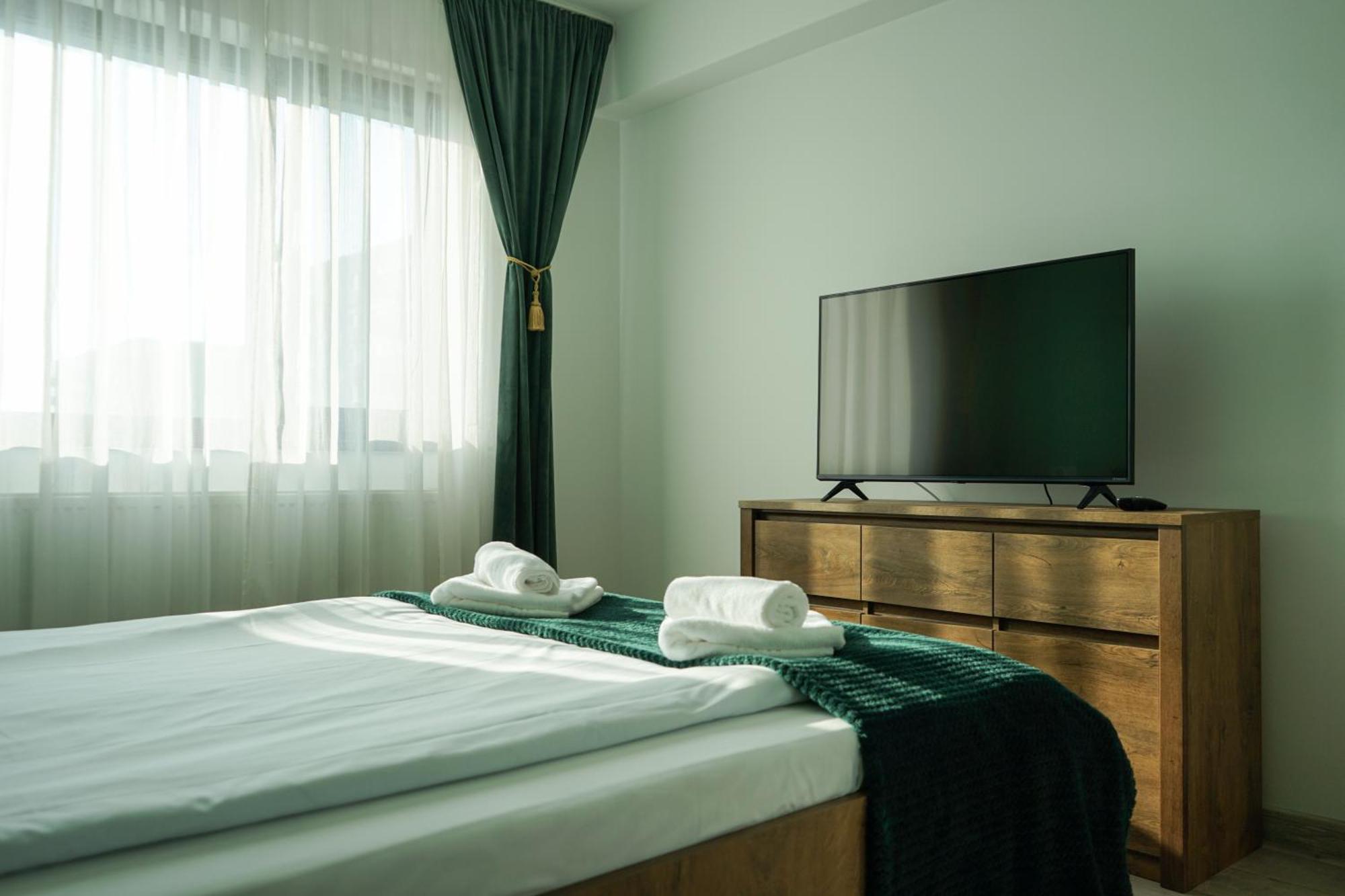 Mirandis Apartments - Comfort & Private Parking Near Coresi Mall Брашов Екстер'єр фото