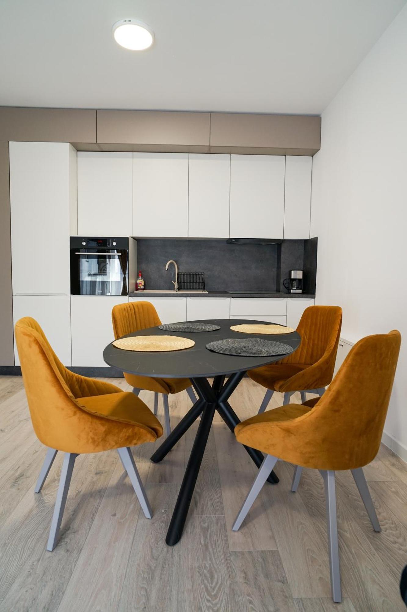Mirandis Apartments - Comfort & Private Parking Near Coresi Mall Брашов Екстер'єр фото