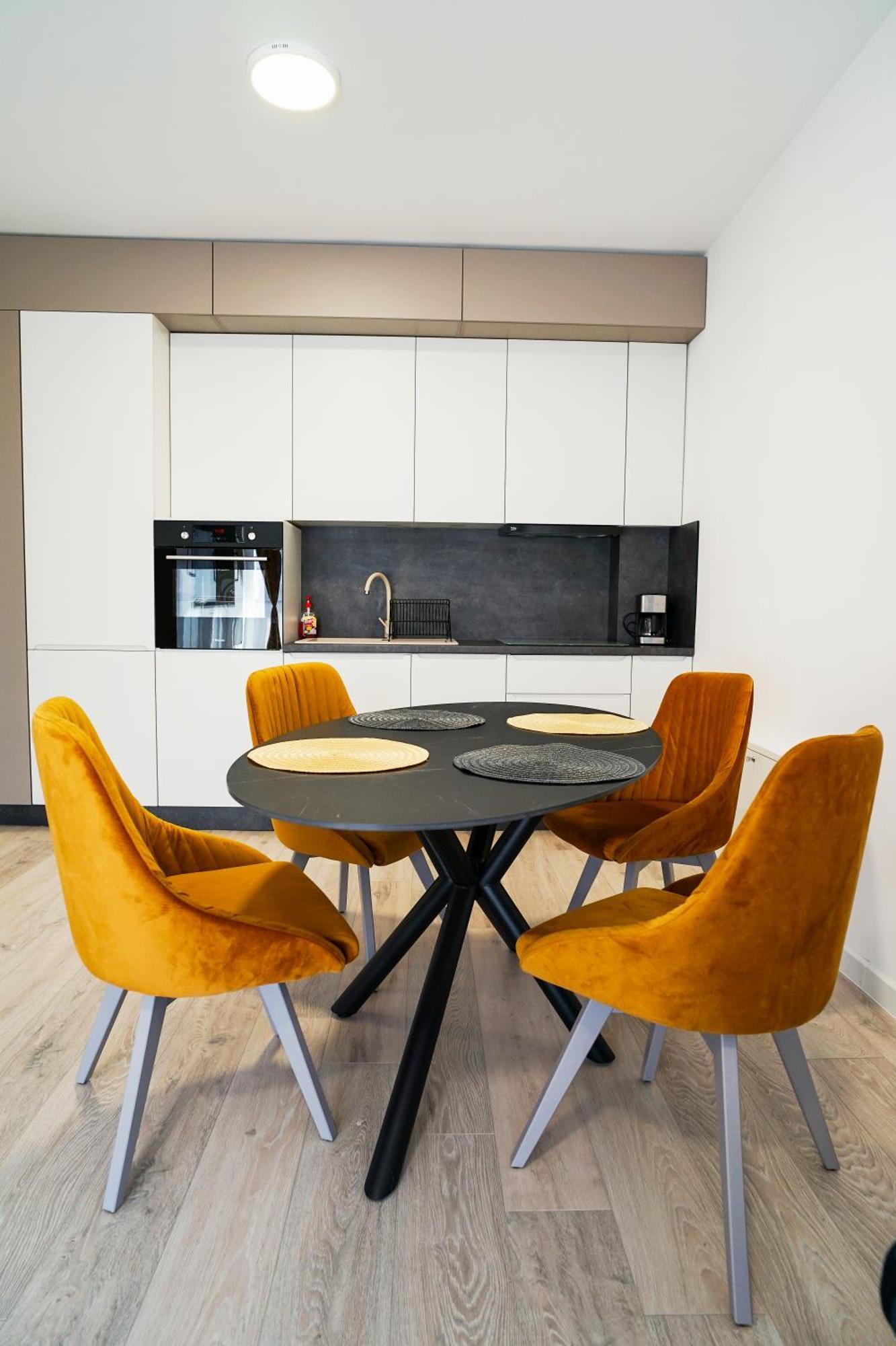 Mirandis Apartments - Comfort & Private Parking Near Coresi Mall Брашов Екстер'єр фото